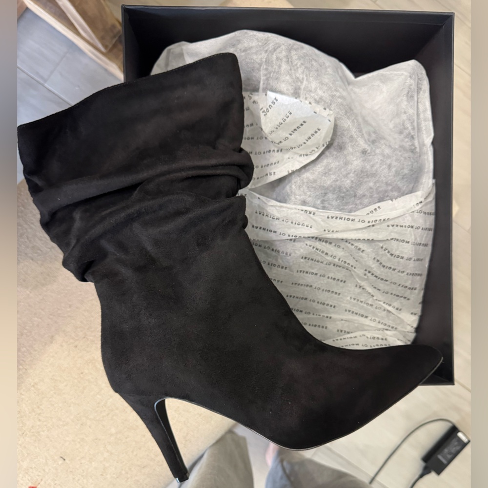 Beautiful Black Women's Ruched Suede Boots size 9 NWT! - Picture 3 of 5